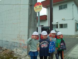 バス停でバスを待つ満了児