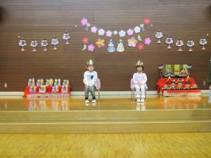 お祝いしてもらっている誕生児2人