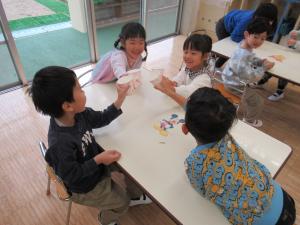 カルピスで乾杯する子どもたち