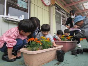 地域の方と一緒に苗を植える様子