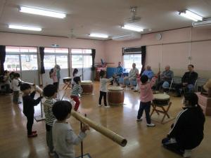 太鼓を披露する様子