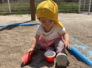 砂場で遊んでいる子ども