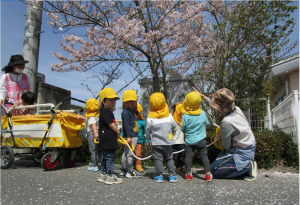 保育士と一緒に花見をしている