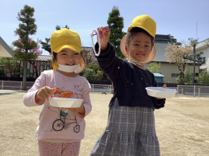 しゃぼん玉で遊んでいる様子