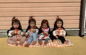 仮装してお菓子を食べているお友達