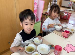 お給食をおいしく食べる様子